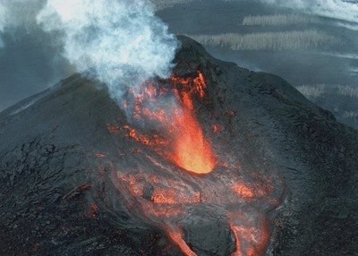 火山喷发岩浆炯炯而下红色的河流