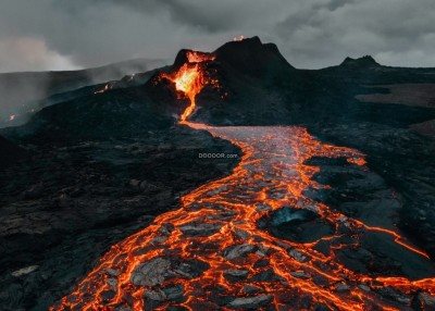 活火山爆发岩浆汇聚形成的河流