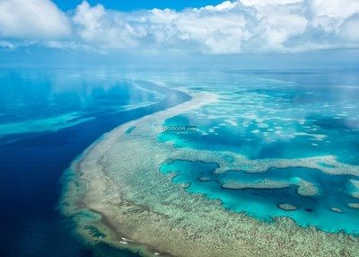 蓝色海洋洁白的云彩朦胧的空气自然风景素材设计