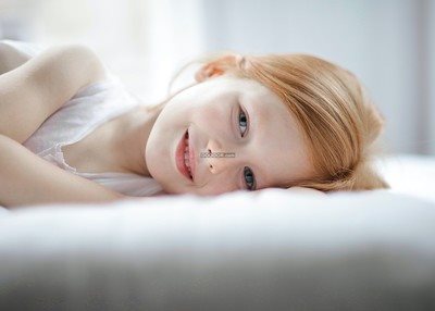 一位可爱的小女孩面容精致面带微笑童年的快乐人物素材设计