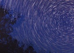 夜晚天空出现美丽的流星雨景观自然风景素材设计