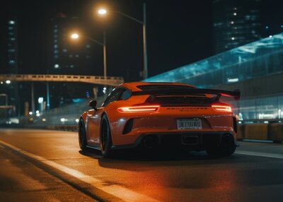 街头赛车夜晚肌肉车城市橙色尾灯牌照后视镜