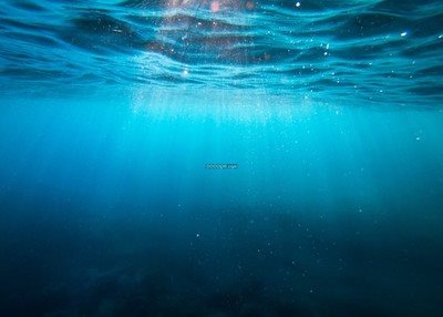 阳光透过湛蓝透明的海水神秘的海底世界海面波浪