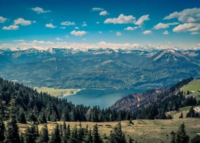 高山天空白云自然美景松树湖泊