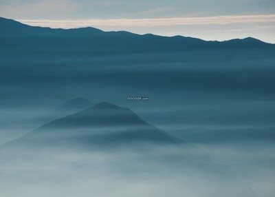 高山笼罩在雾霭之中巍峨耸立一望无际