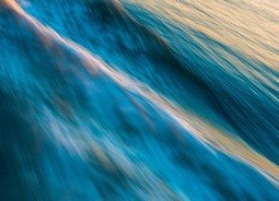 蓝色的水面上阳光掠过自然风景素材设计