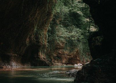 田径舒适平缓的山间河流山林陡峭