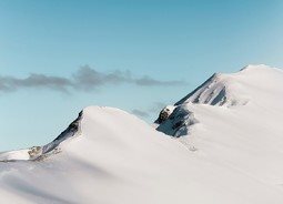 茫茫的雪山苍翠的蓝天自然风景素材设计