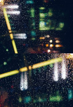 雨天素材设计雨水拍打着橱窗在上面留下一个个小水滴透过橱窗外面的灯光黯淡模糊