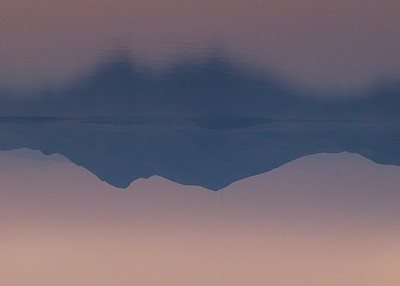 波光粼粼的水面倒映着青山和淡紫色的天空自然风景素材设计