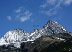 天高气爽远处是绵延不绝的雪山自然风景素材设计