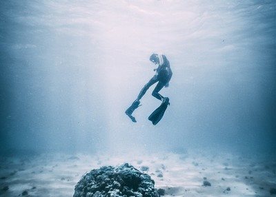 海水清澈阳光潜水员户外极限运动体验生活