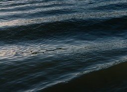 深蓝色的的海面波涛汹涌自然风景素材设计