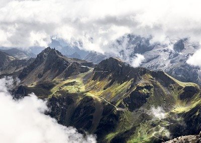 巍峨山峰滚滚云彩山路18弯险峻陡峭