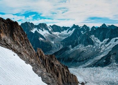 连绵不绝的高山积雪覆盖天空辽阔晴朗