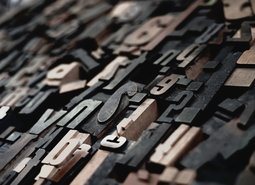 采用背景虚化的摄影技术拍摄建筑物上无序的罗列着各种字母数字和符号