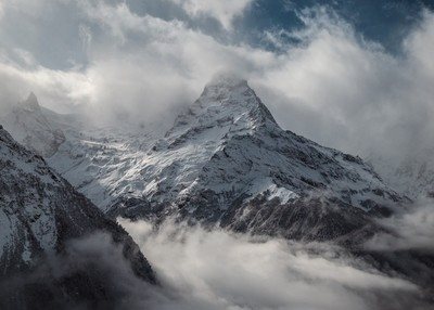 云彩漫过高耸的雪山朦胧迷醉自然风景素材设计