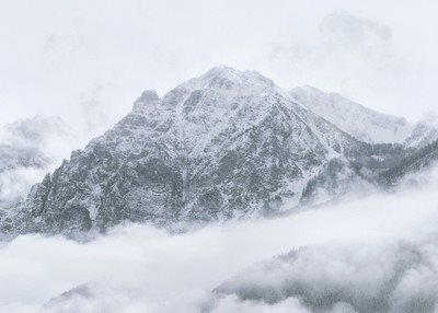 山顶覆盖着积雪云海翻滚云雾缭绕自然风景素材设计